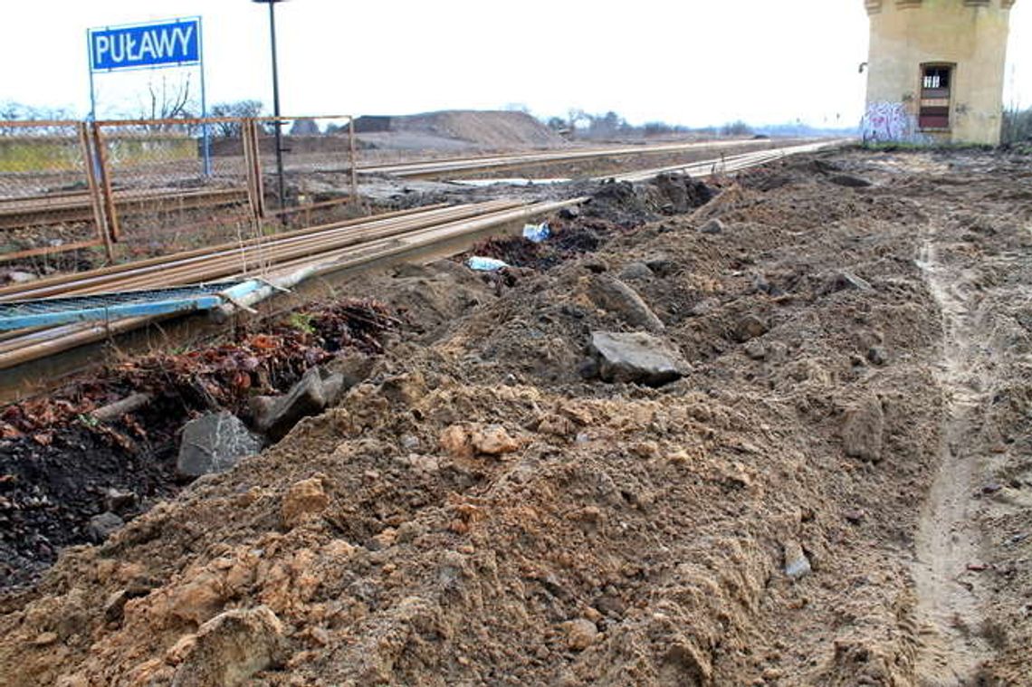 Remontują linie kolejową przy zabytkowym dworcu w Puławach [zdjęcia]