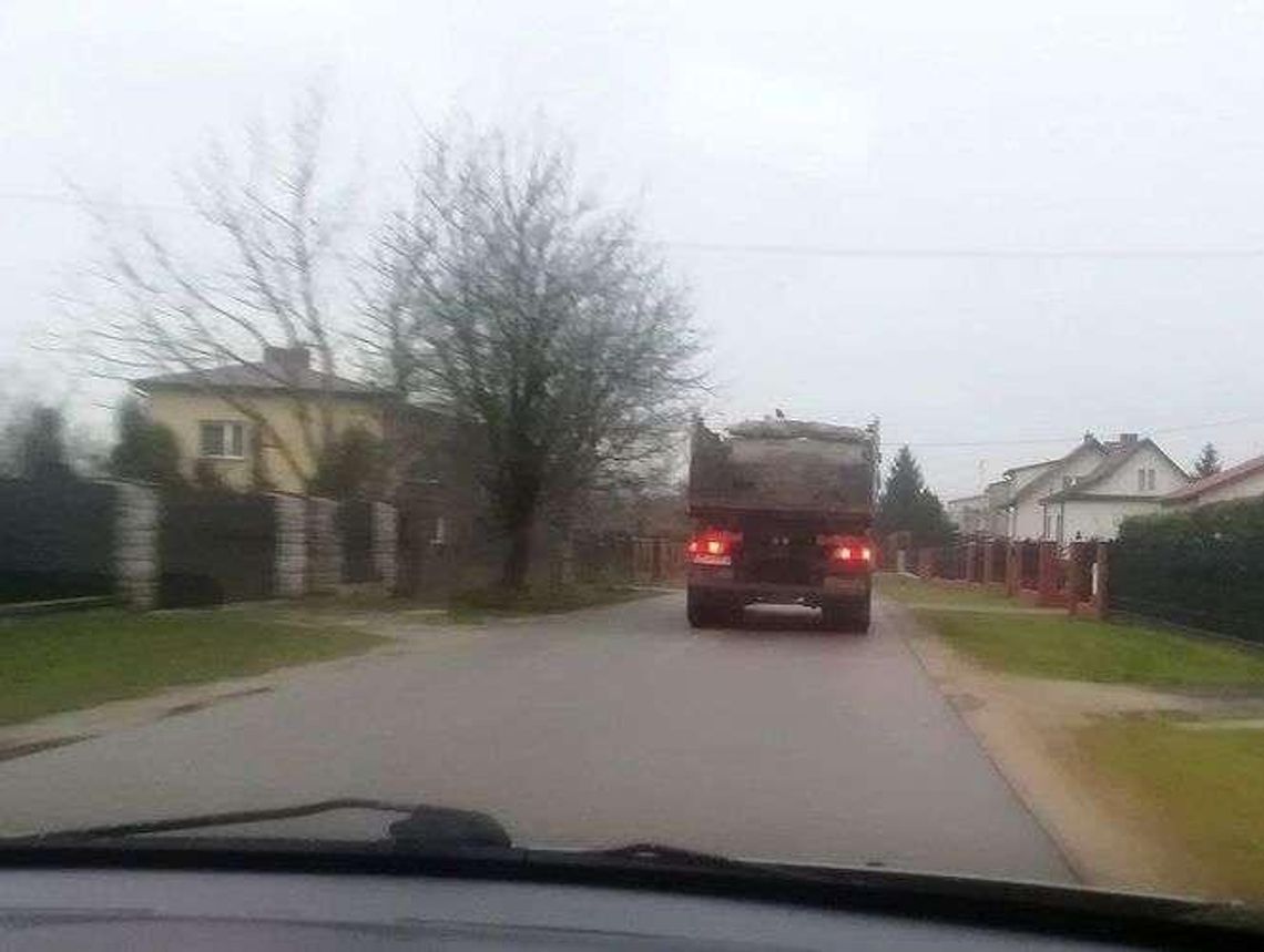 Remontują tory, a przy okazji rozjeżdżają drogę. Skarżą się mieszkańcy i drogowcy