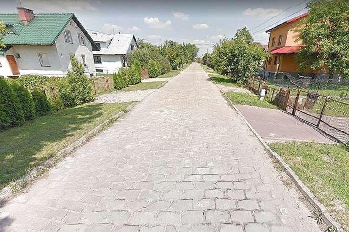 Remontują tory kolejowe, a przy okazji niszczą lokalną drogę