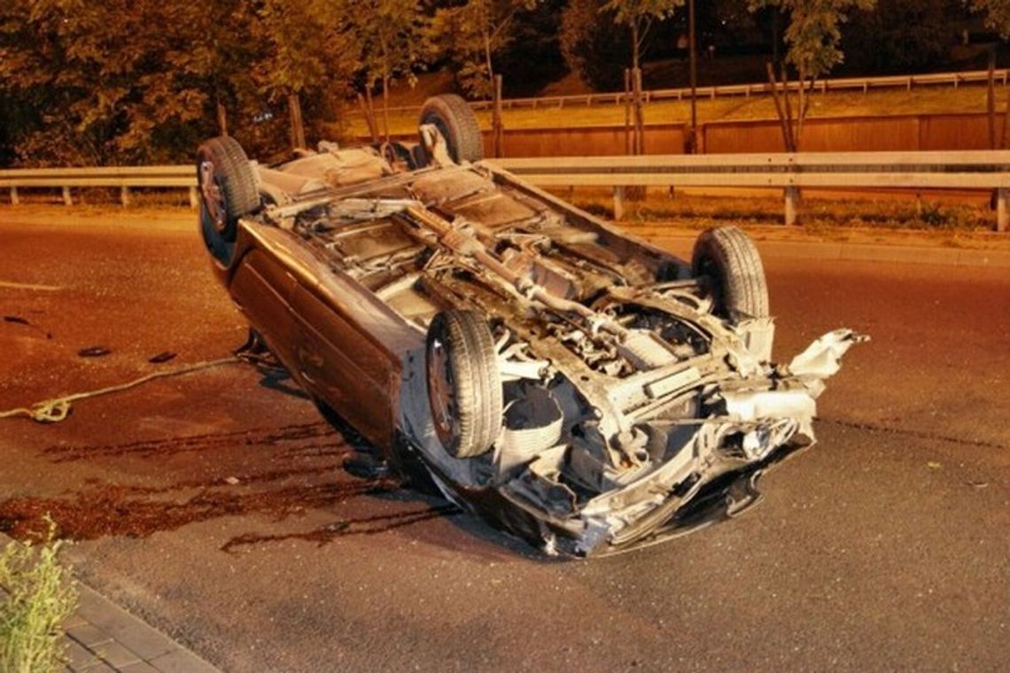 Renault dachował, wszyscy uciekli. Właściciel zgłosił się na policję Renault dachował, wszyscy uciekli. Właściciel zgłosił się na policję