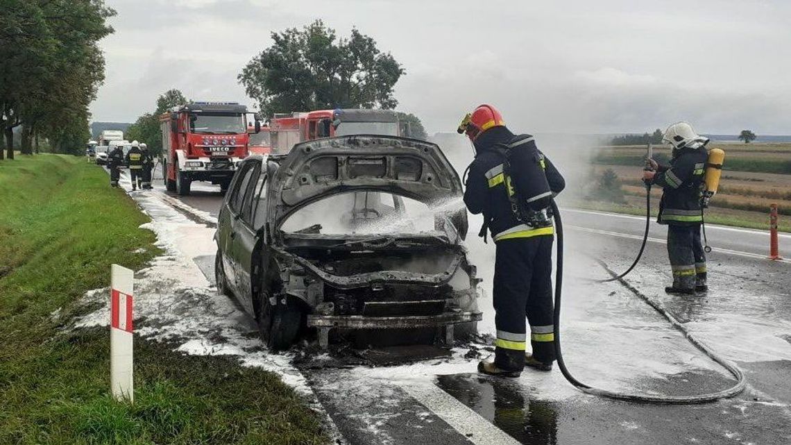 Renault stanęło w płomieniach podczas jazdy. To zwarcie instalacji elektrycznej