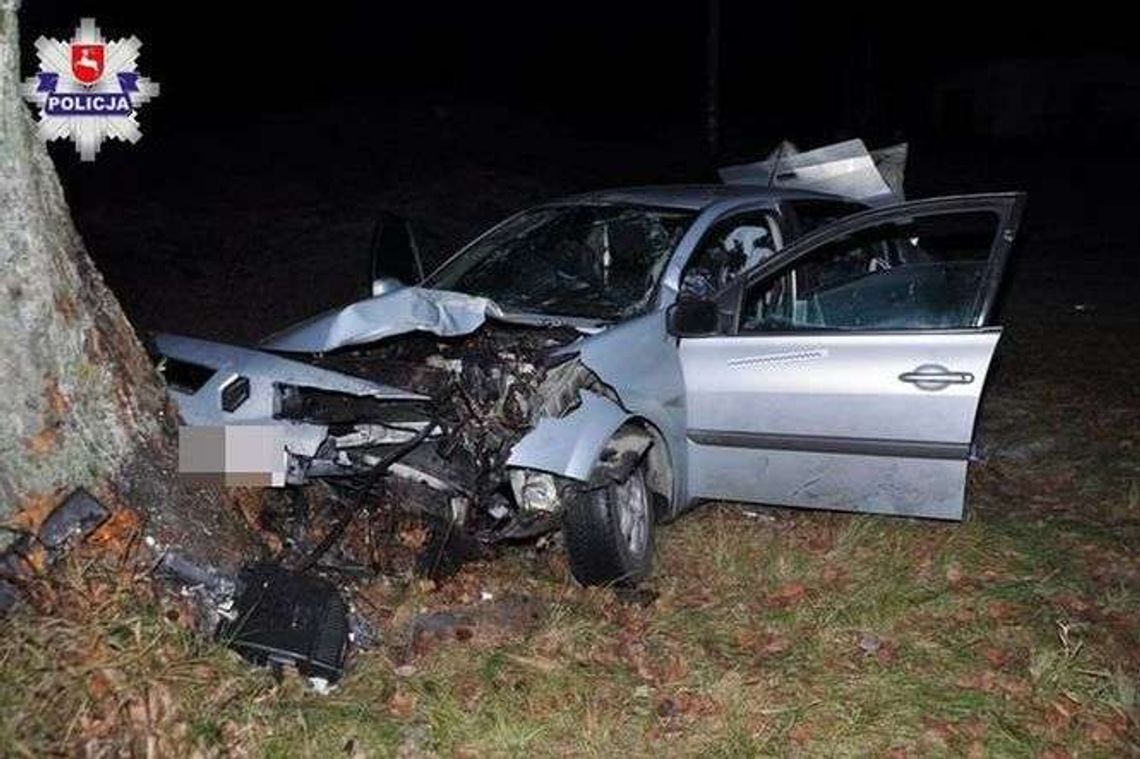 Renault wjechało w drzewo, cztery osoby ranne. Kierowca zasnął? 