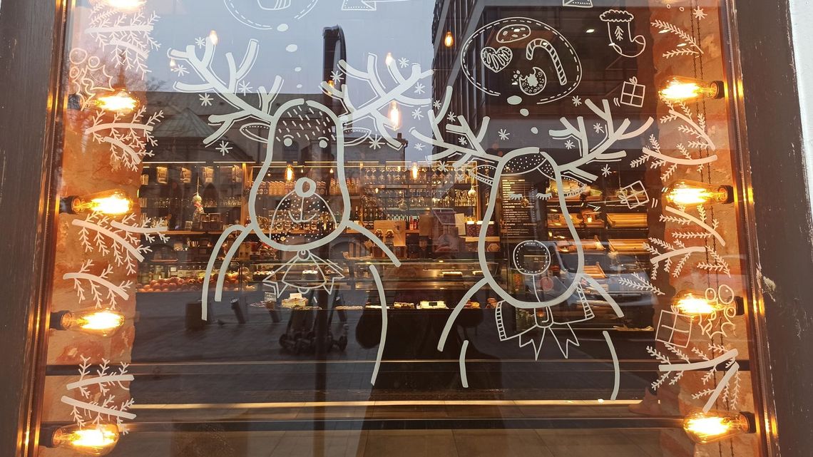 Renifery, Mikołaje, Choinki. Świąteczne witryny sklepowe w Lublinie Renifery, Mikołaje, Choinki. Świąteczne witryny sklepowe w Lublinie
