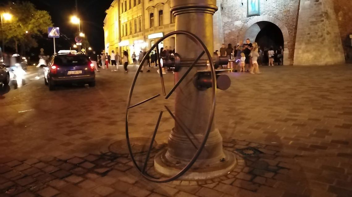 Replika studni przed Bramą Krakowską w Lublinie już uszkodzona