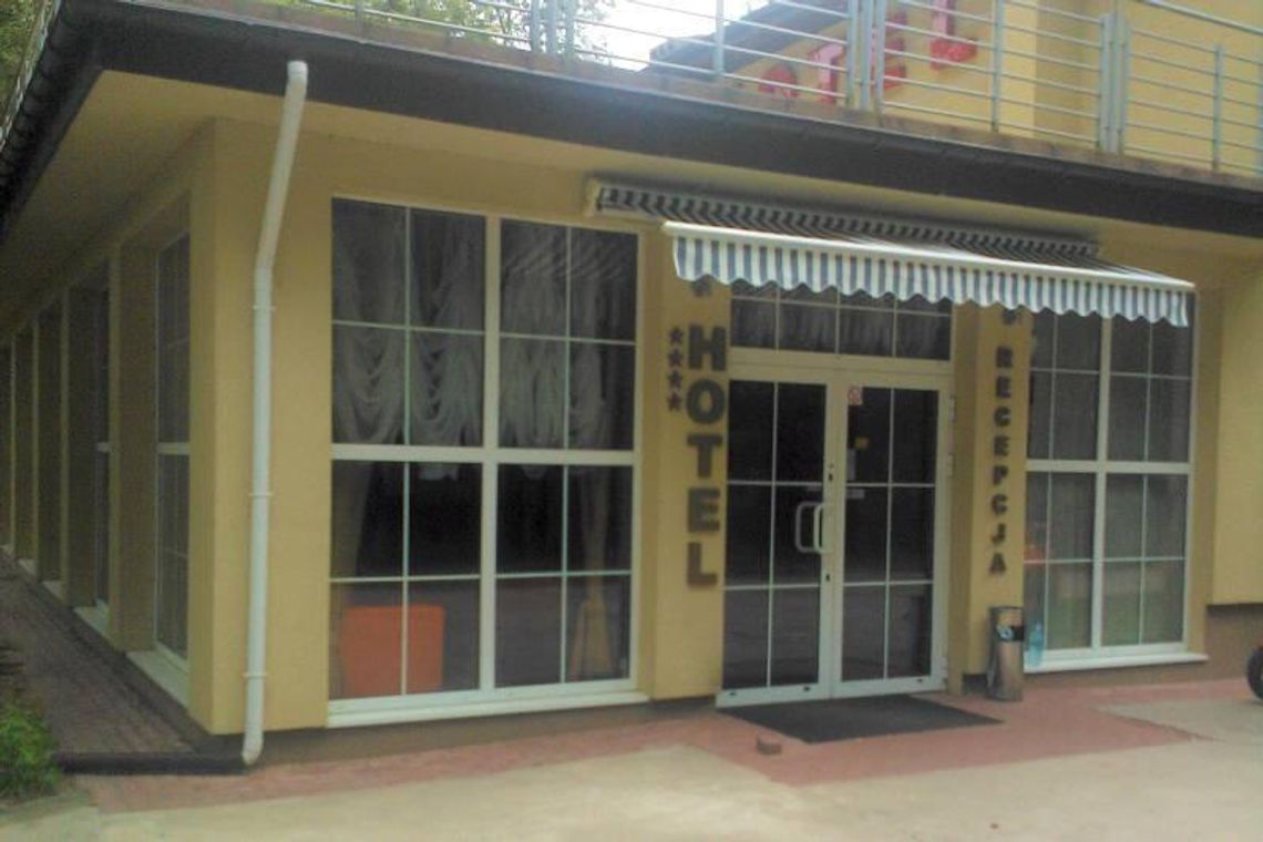 Resort Piaseczno. Nazwa \"hotel\" i cztery gwiazdki wzięte z sufitu 