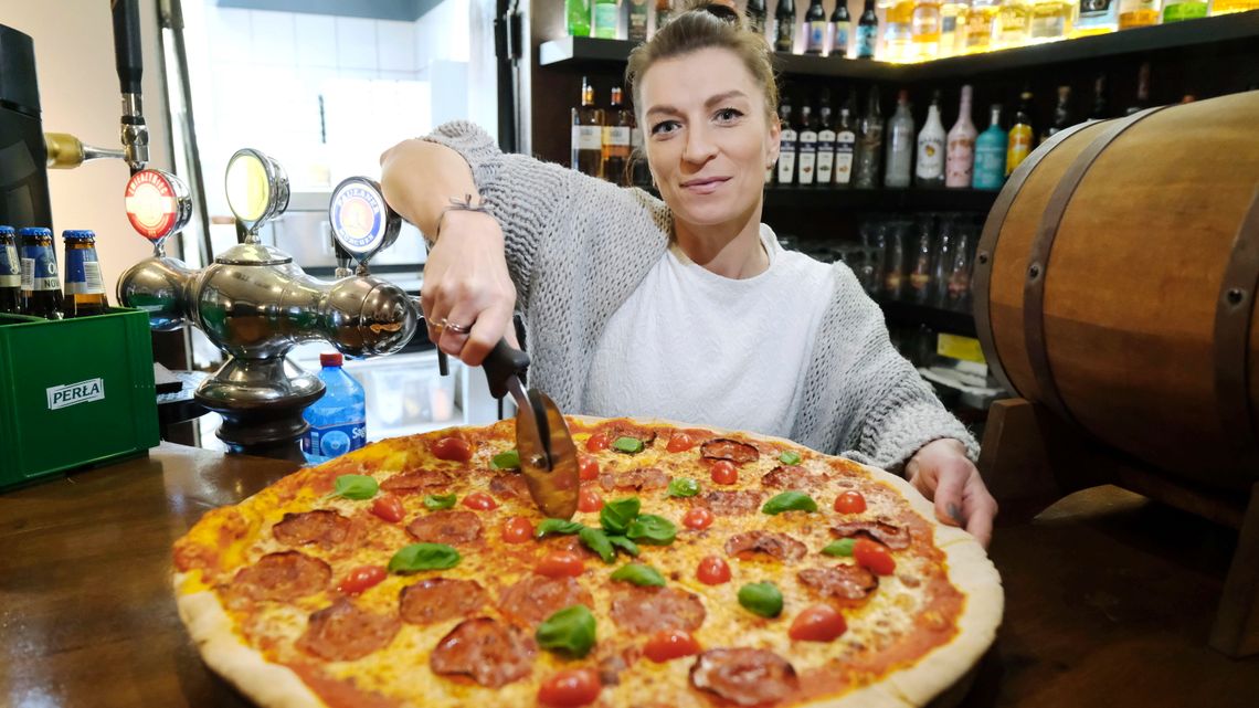 Restauracje tną koszty i z niepokojem patrzą w przyszłość. "Liczymy głównie na siebie"