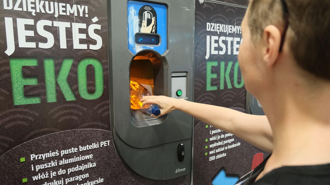 Rewolucja. 50 groszy za butelkę oddaną do Biedronki czy Lidla. Nie trzeba paragonu Rewolucja. 50 groszy za butelkę oddaną do Biedronki czy Lidla. Nie trzeba paragonu