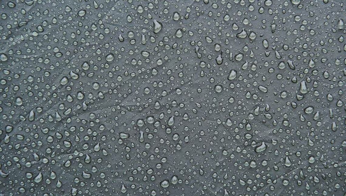 Rewolucja w Odzieży Outdoorowej: Hydrofobowe Tkaniny