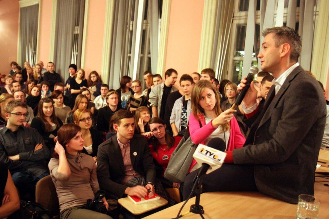 Robert Biedroń o gejach. Tłumy studentów na spotkaniu na UMCS Robert Biedroń o gejach. Tłumy studentów na spotkaniu na UMCS
