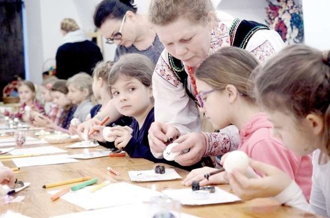 Robimy grabki i wiatraczki. Warsztaty zdobienia pisanek (zdjęcia)