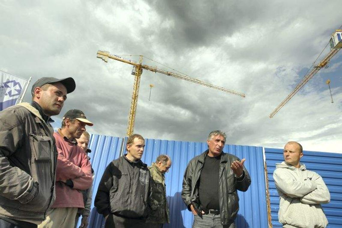 Robotnicy blokują budowę osiedla. "Firma jest nam winna po 2,5 tys. zł na osobę"