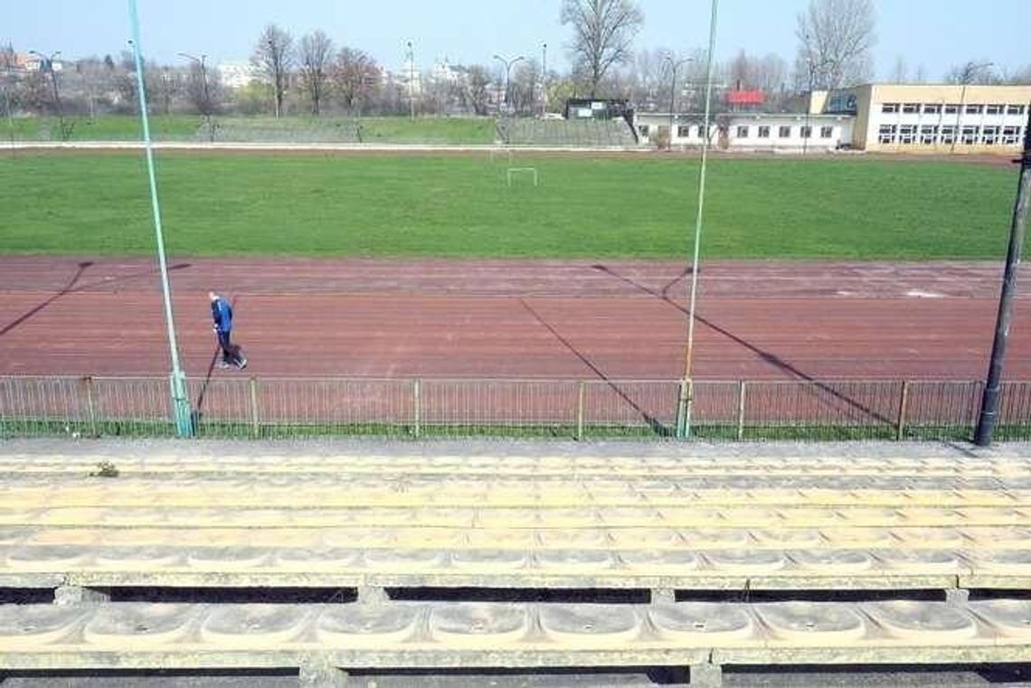 Robotnicy przejmują stadion lekkoatletyczny. Rusza przebudowa Robotnicy przejmują stadion lekkoatletyczny. Rusza przebudowa