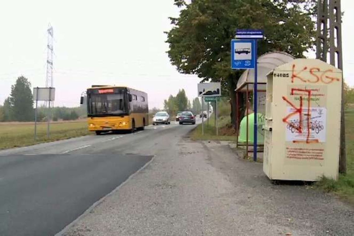 Robotnik spadł z rusztowania. Pracodawca zostawił go na przystanku