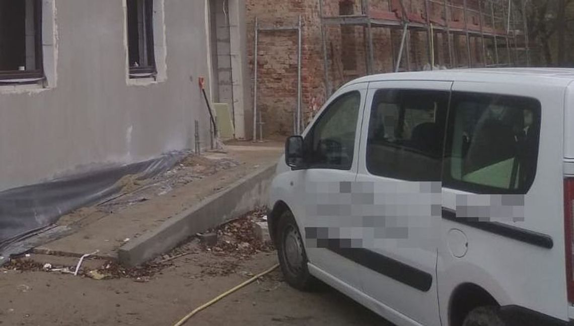 Robotnik wypadł z okna na pierwszym piętrze spichlerza. Był nietrzeźwy