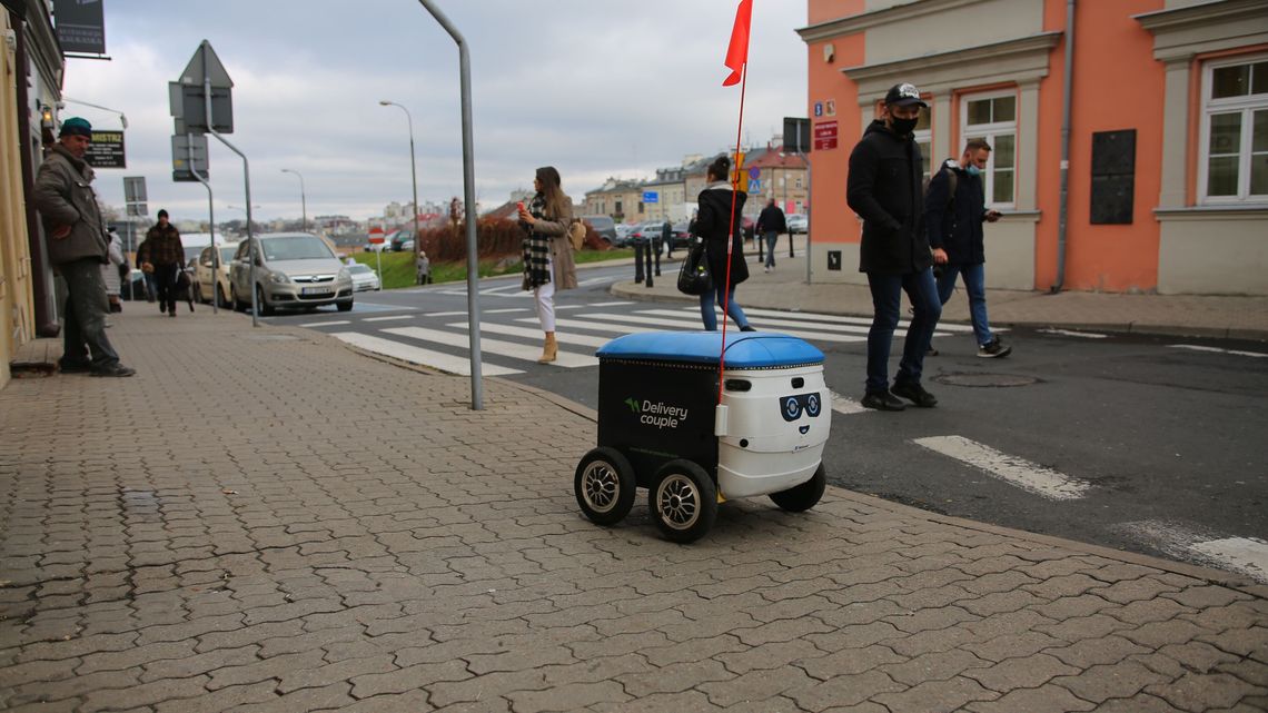 Roboty krążą po Lublinie. Mateusz i Kasia mają dowieźć jedzenie