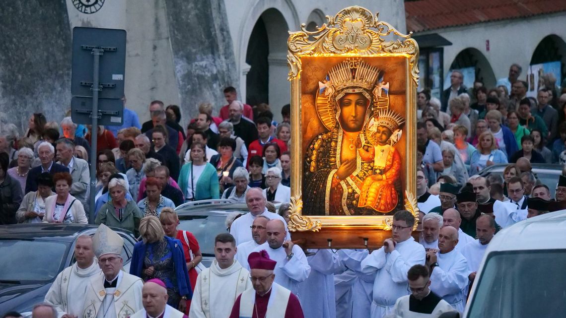 Rocznica "cudu lubelskiego". Tłumy wiernych na procesji 