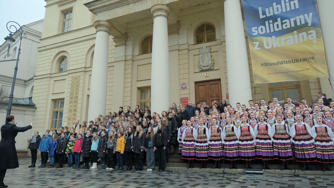 Rocznica wybuchu wojny w Ukrainie. Trzy hymny na schodach ratusza