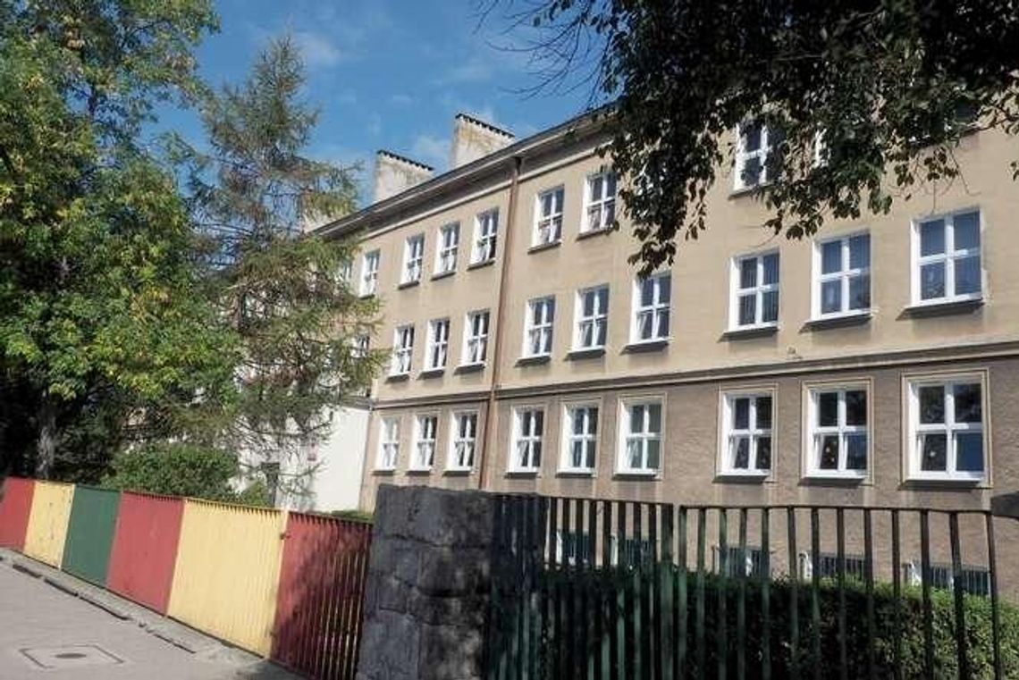 Rodzic: Sala gimnastyczna w złym stanie, a remont w gabinecie dyrektorskim Rodzic: Sala gimnastyczna w złym stanie, a remont w gabinecie dyrektorskim