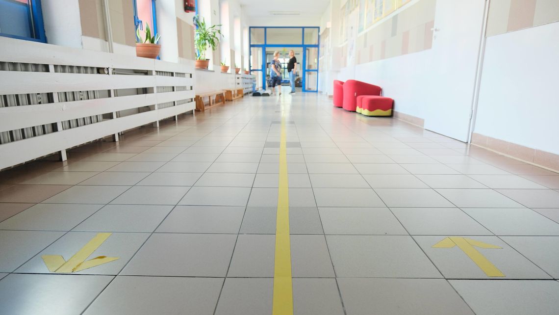 Rodzice: Dyrektorów szkół opętało. Jeden z nich dostał nawet książkę „Fałszywa pandemia”