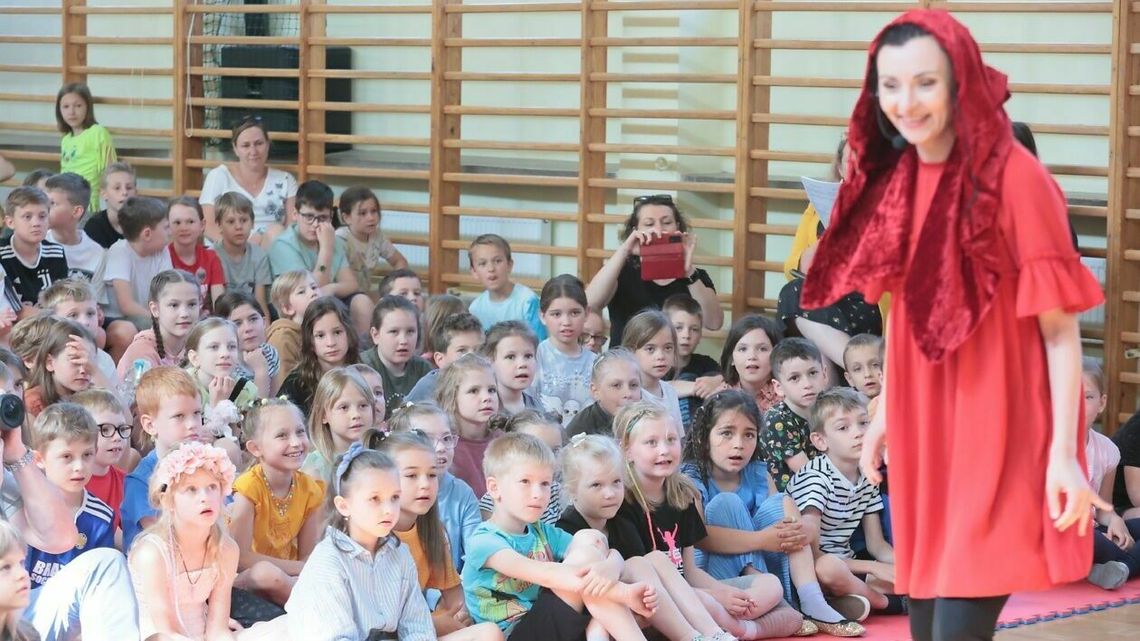 Rodzice na scenie. Niecodzienny spektakl na Dzień Dziecka (zdjęcia)