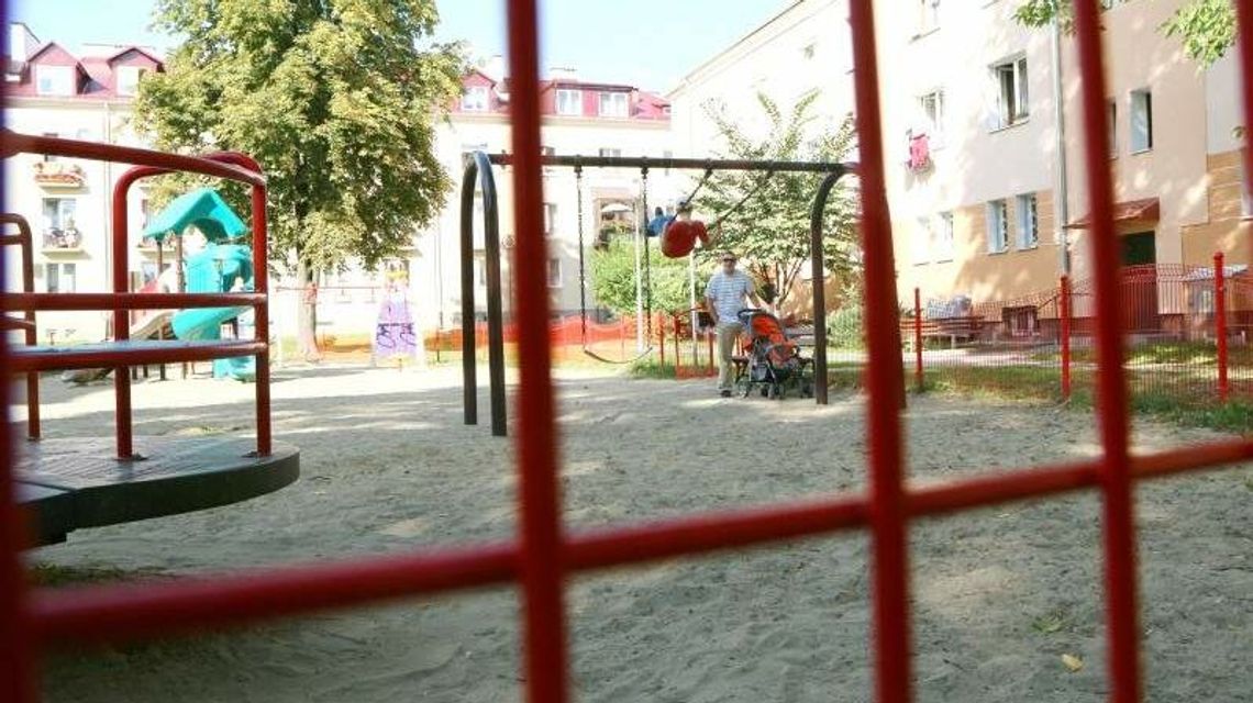 Rodzice ostrzegają: Mężczyzna zaczepiał dzieci pomiędzy blokami Rodzice ostrzegają: Mężczyzna zaczepiał dzieci pomiędzy blokami