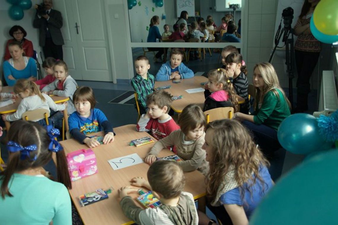 Rodzice popatrzą na dzieci w szkole przez lustro weneckie Rodzice popatrzą na dzieci w szkole przez lustro weneckie