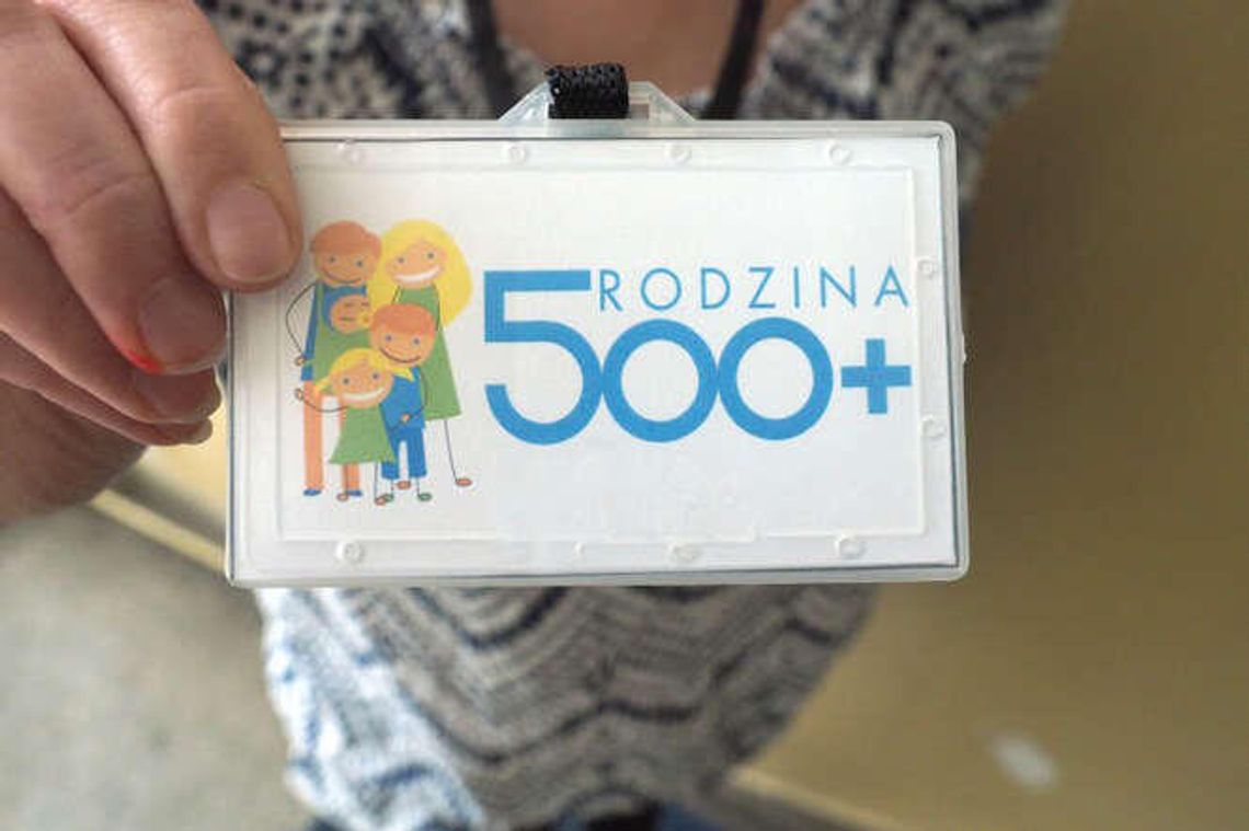 Rodzice skarżą się na opóźnienia w wypłatach. "Pieniądze na pewno dotrą"