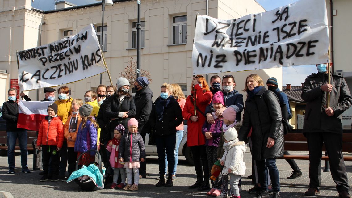 Rodzice z Dęblina przeciw zmianom w szkołach. Burmistrz: kończymy z "Bizancjum"
