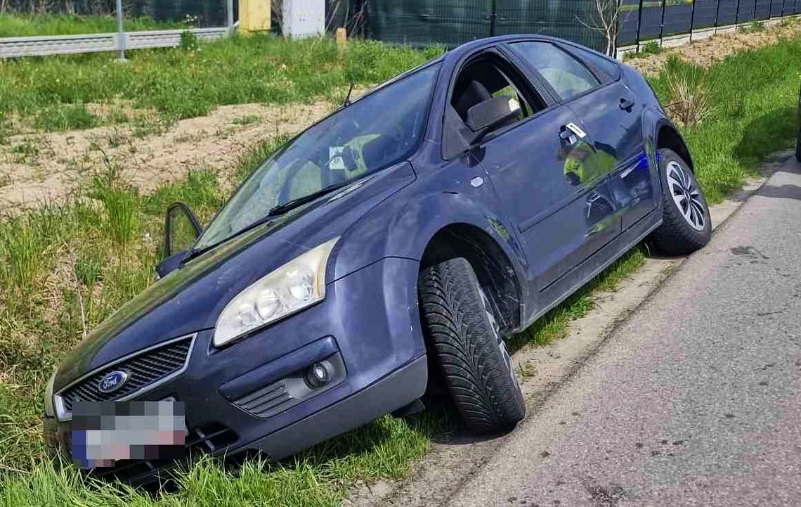 Rodzice z promilami, auto w rowie. W środku małe dziecko