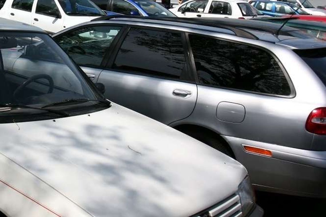 Rodzice zostawili niemowlę w samochodzie. Policjanci ukarali matkę