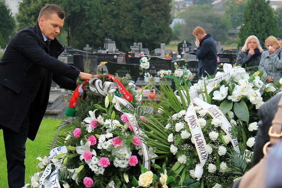 Rodzina, przyjaciele i kibice pożegnali zamordowanego piłkarza Grzegorza Kijowskiego Rodzina, przyjaciele i kibice pożegnali zamordowanego piłkarza Grzegorza Kijowskiego