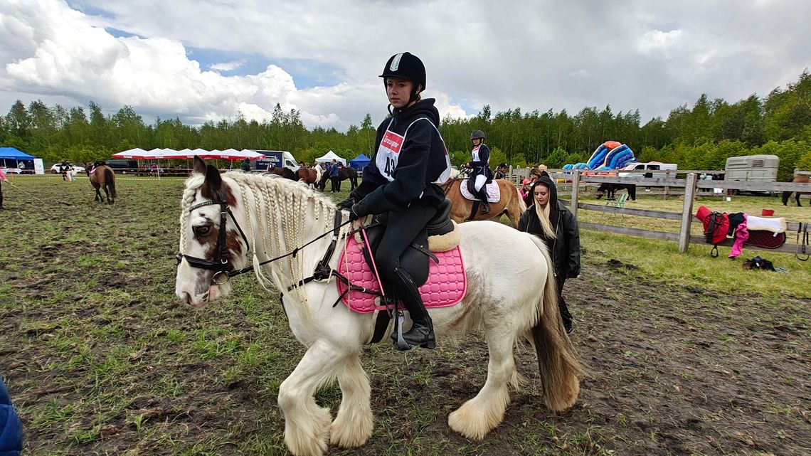 Rodzinna niedziela z końmi - Kanie-Stacja pełna emocji mimo kaprysów pogody 