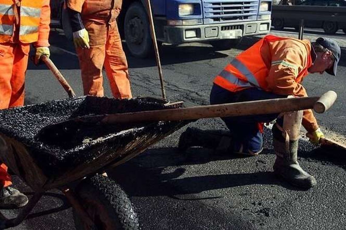 Rok 2016 w powiecie łęczyńskim. Inwestycje drogowe i szkolne Rok 2016 w powiecie łęczyńskim. Inwestycje drogowe i szkolne