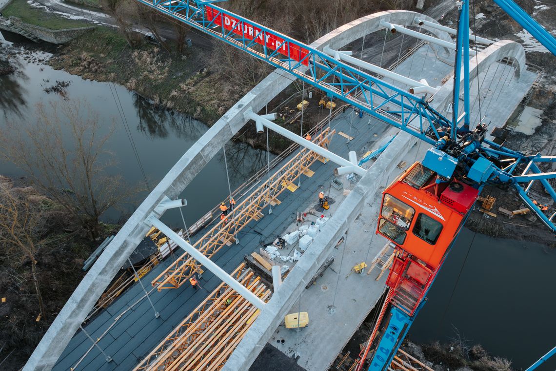 Rok dynamicznych zmian na budowie mostu w Krasnymstawie. Inwestycja rośnie w oczach