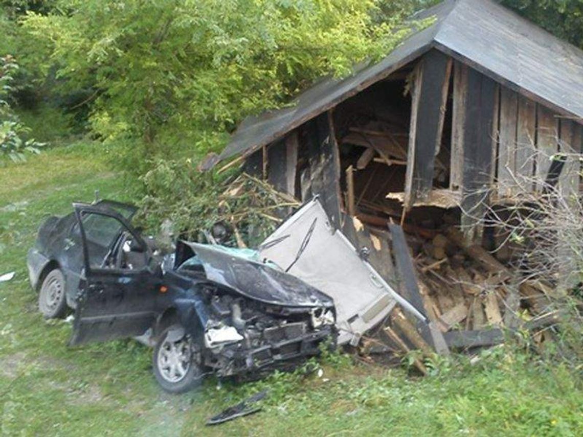Rokitno: Wjechał autem w stodołę. Trzy osoby ciężko ranne