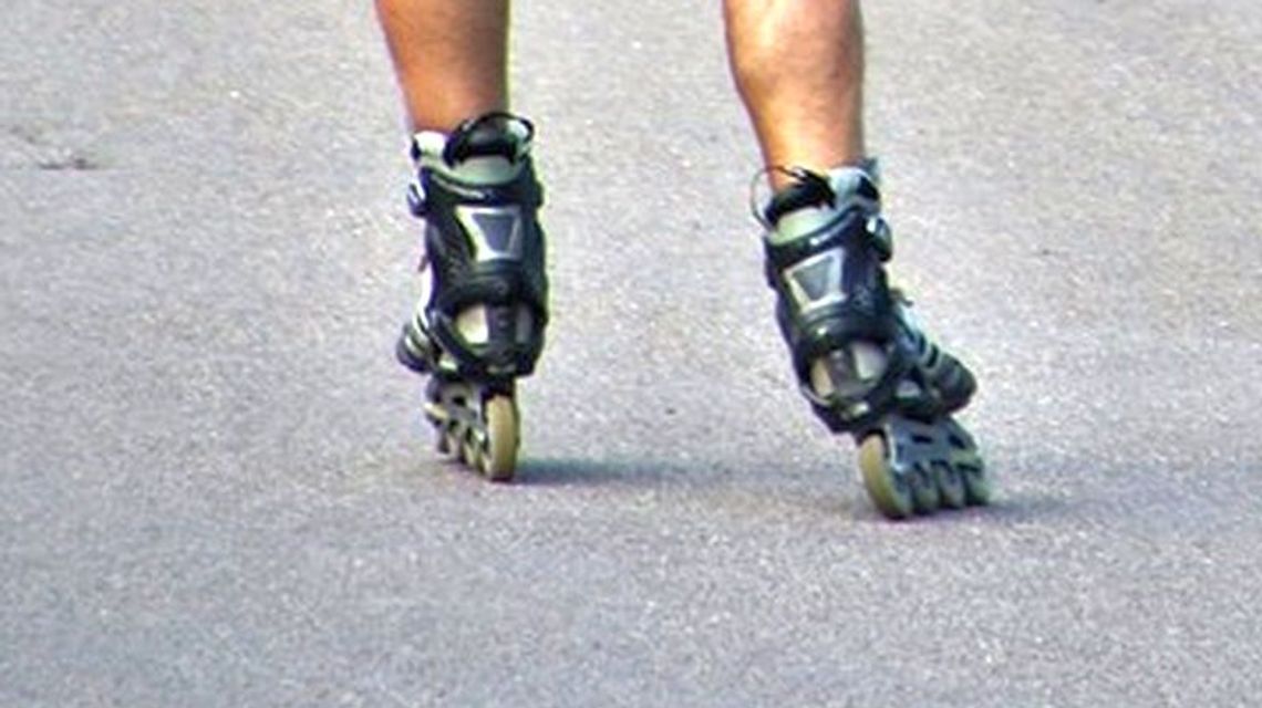 Rolkarz zmarł po uderzeniu głową w asfalt. Świadek: "Ku przestrodze"