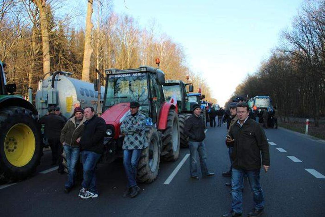 Rolnicy nadal protestują. Blokada drogi krajowej nr 2 Rolnicy nadal protestują. Blokada drogi krajowej nr 2