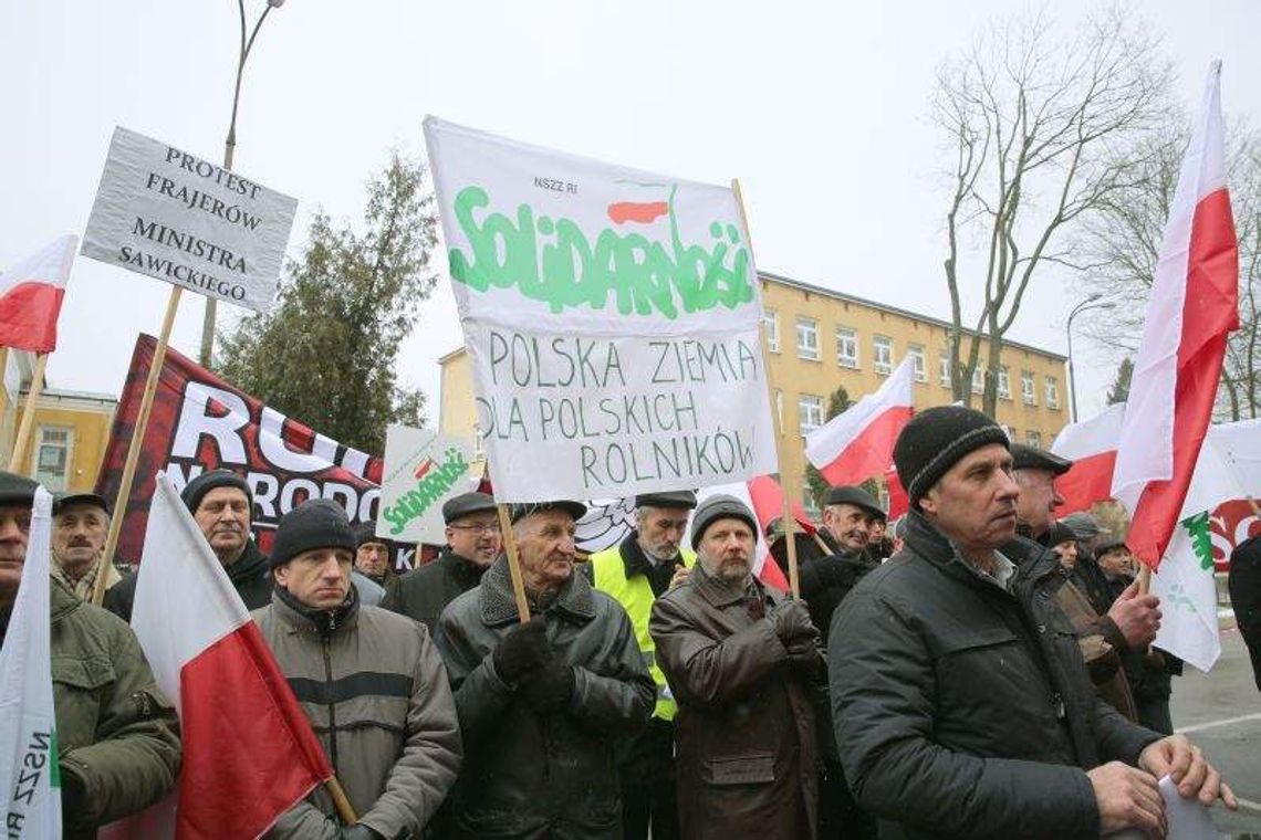Rolnicy pikietowali przy Urzędzie Wojewódzkim. "Protest frajerów ministra Sawickiego" Rolnicy pikietowali przy Urzędzie Wojewódzkim. "Protest frajerów ministra Sawickiego"