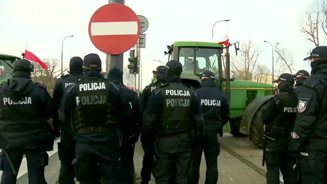 Rolnicy przez kilka godzin blokowali ciągnikami skrzyżowanie. Domagają się pomocy od rządu