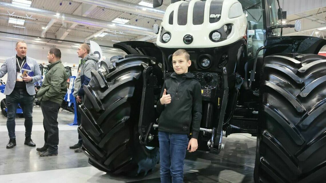 Rolnicze cacka na targach Agro-Park. Nie rolnik, a dron opryska i zasieje pole