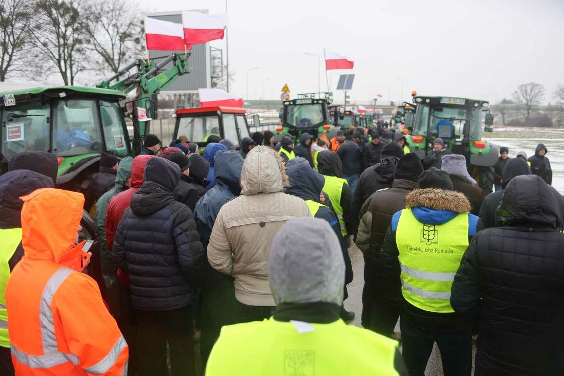 Rolniczy protest w rzęsistym deszczu