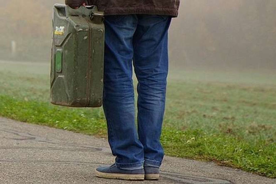 Rolnik przyszedł do banku z kanistrem. Podpalił bankomat