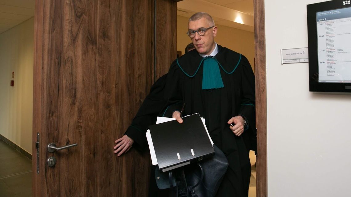 Roman Giertych nie zostanie zatrzymany. Prokurator zarzucał sędzi, że należy do Iustitii