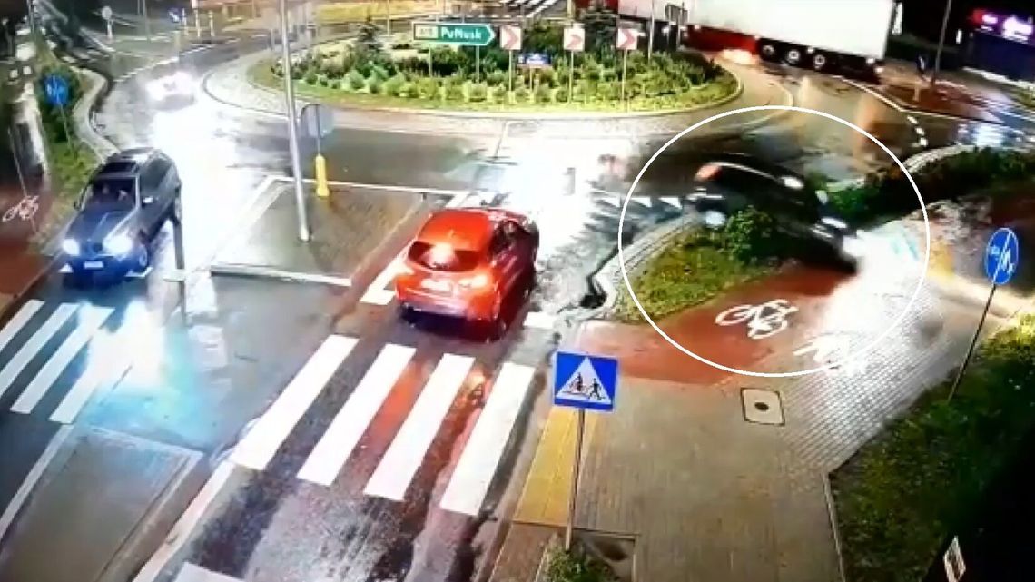 Rondo okazało się za trudne dla tego kierowcy. Stan wiele tłumaczy Rondo okazało się za trudne dla tego kierowcy. Stan wiele tłumaczy