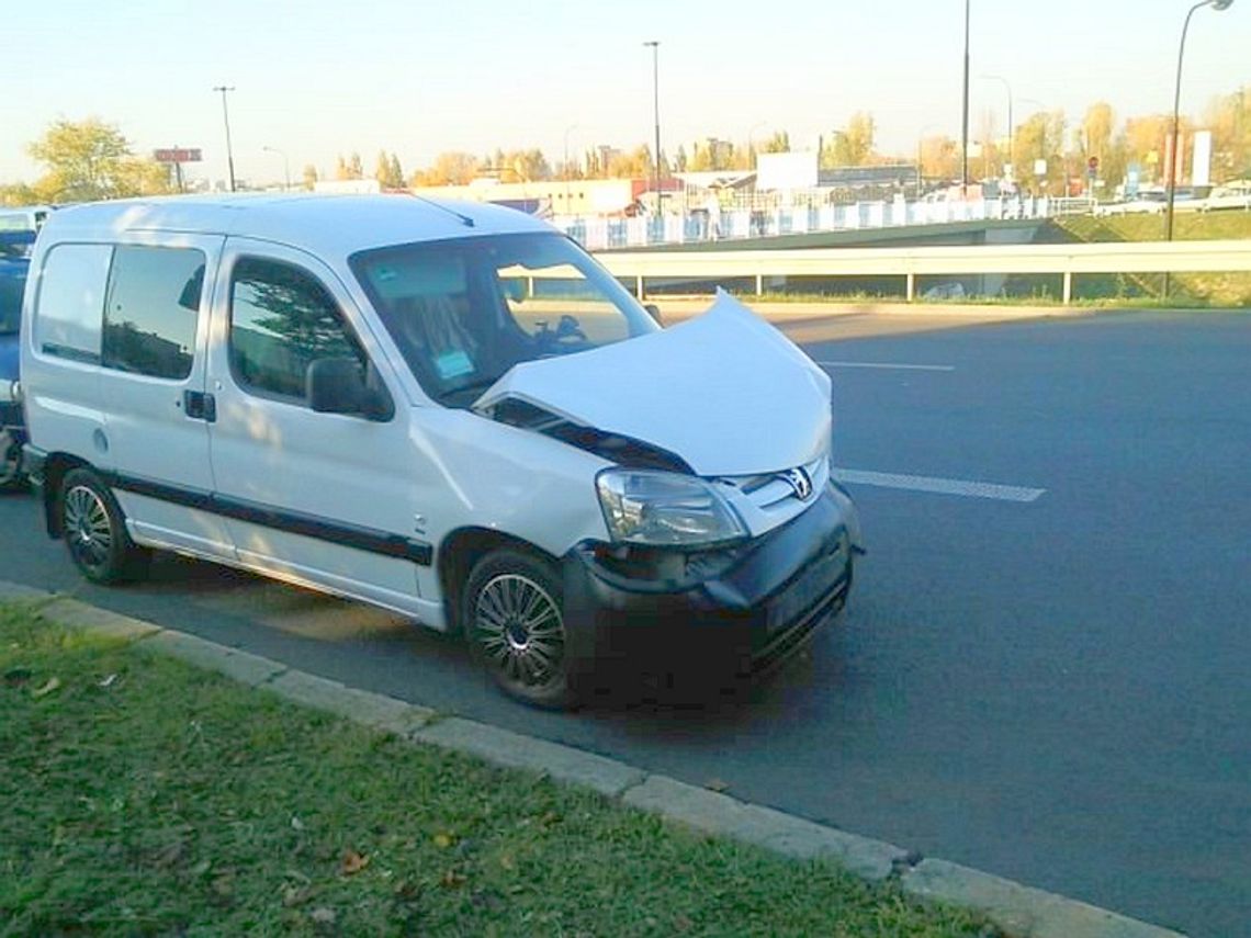 Rondo przy Makro: Zderzenie dwóch samochodów Rondo przy Makro: Zderzenie dwóch samochodów
