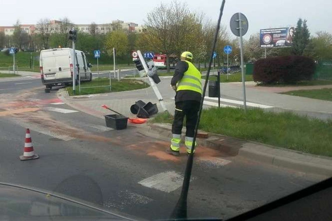 Rondo Wincentego Pola: Audi uderzyło w sygnalizator. Tworzą się korki Rondo Wincentego Pola: Audi uderzyło w sygnalizator. Tworzą się korki