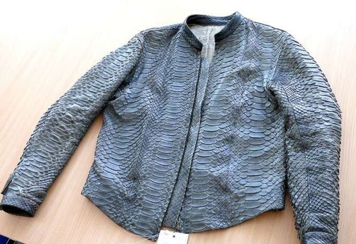 Rosjanin miał kurtkę ze skóry chronionych węży Rosjanin miał kurtkę ze skóry chronionych węży