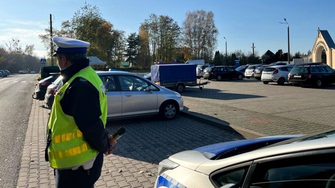 Rośnie ruch przy cmentarzach w Puławach i okolicach. Dodatkowe patrole i autobusy