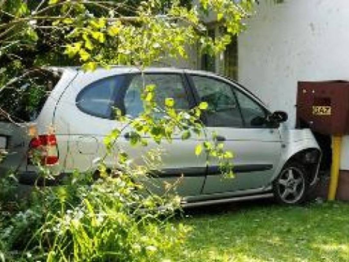 Rososz: Pijany kierowca wjechał w dom. Miał dwa promile