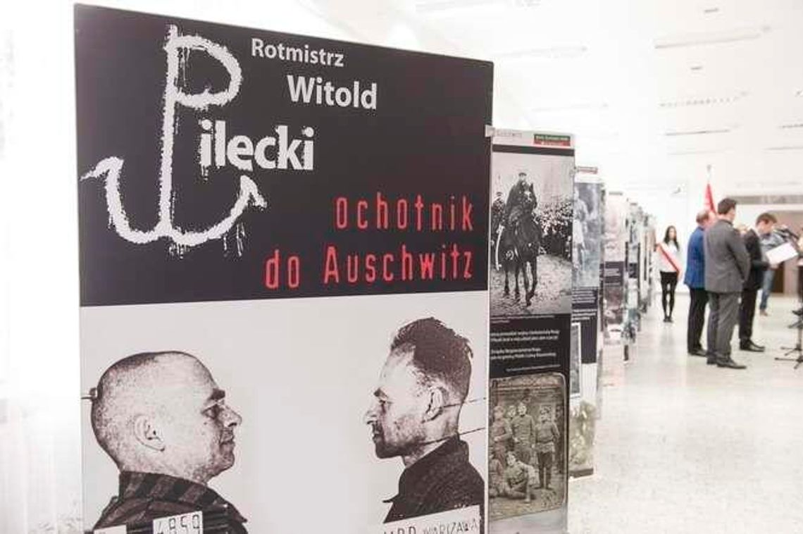 Rotmistrz Pilecki na korytarzach bialskich szkół 